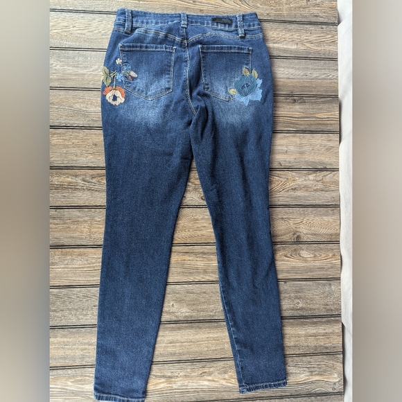 Royalty Mid Rise Size 8 Embroidered Jeans Distressed Beautiful - Picture 2 of 15